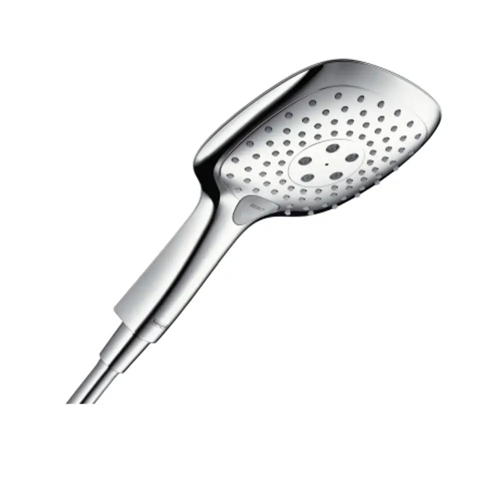 Handbrause von Hansgrohe mit runder, flacher Kopfoberfläche und mehreren Wasserstrahldüsen. Der Griff ist ergonomisch gestaltet und aus verchromtem Material.